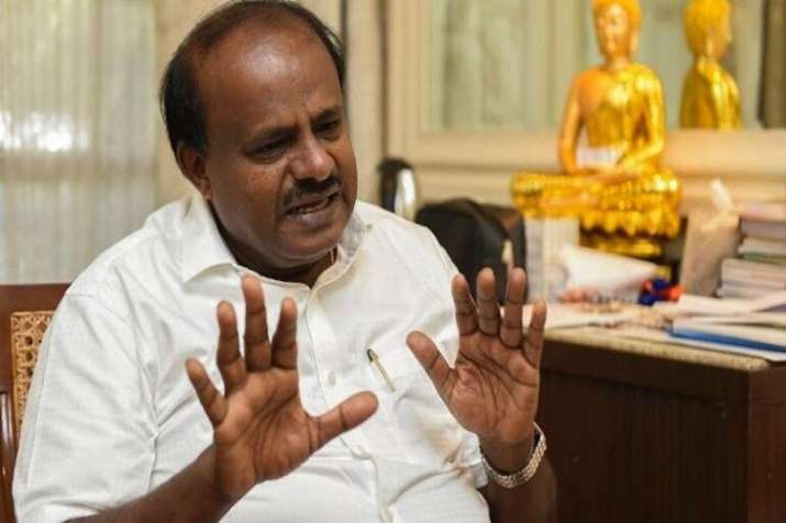 Karnataka Chief Minister H D Kumaraswamy loses cool as power station workers block convoy Karnataka Chief Minister H D Kumaraswamy loses cool as power station workers block convoy- India TV