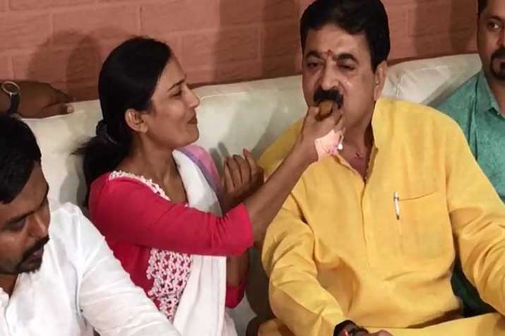 Rakhi tied up, sweets exchanged, Thawani and Nitu... Rakhi tied up, sweets exchanged, Thawani and Nitu...- India TV