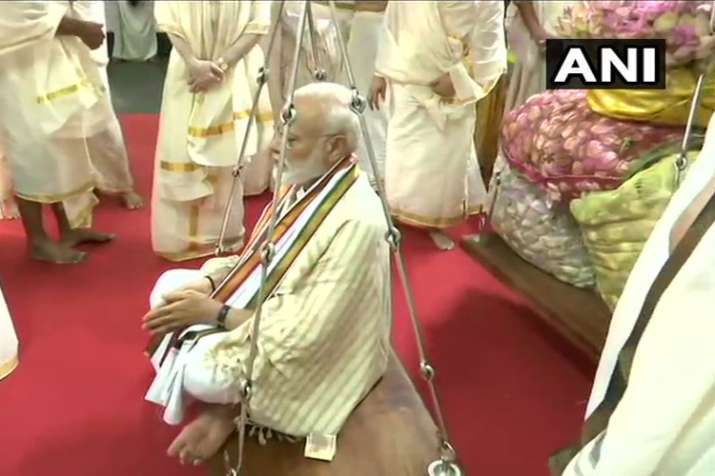 पीएम ने गुरुवयुर मंदिर में तुलाभरम रस्म की, मोदी को कमल के फूलों से तौला गया पीएम ने गुरुवयुर मंदिर में तुलाभरम रस्म की, मोदी को कमल के फूलों से तौला गया- India TV