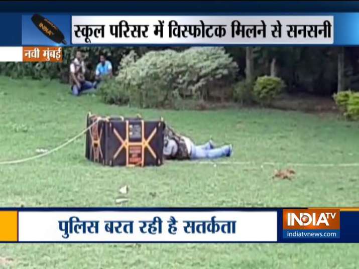 नवी मुंबई के एक स्कूल परिसर में विस्फोटक मिलने से मचा हड़कंप नवी मुंबई के एक स्कूल परिसर में विस्फोटक मिलने से मचा हड़कंप- India TV