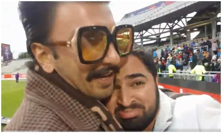 Ranveer singh hug pakistani fan Ranveer singh hug pakistani fan- India TV
