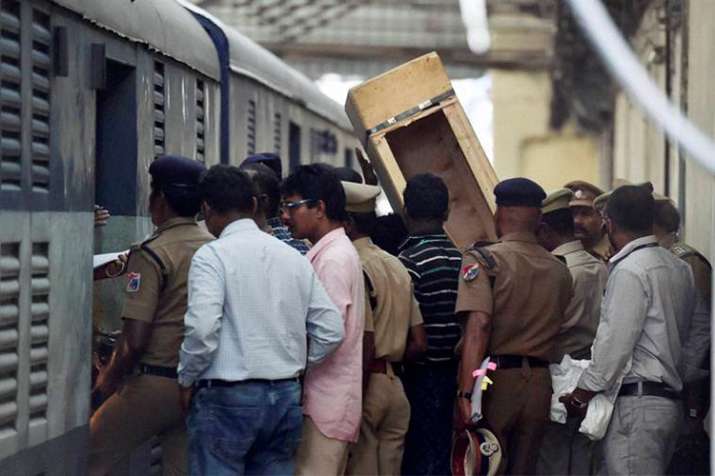 Mumbai: Purse of Congress MLA Rahul Bondre's wife snatched Mumbai: Purse of Congress MLA Rahul Bondre's wife snatched- India TV