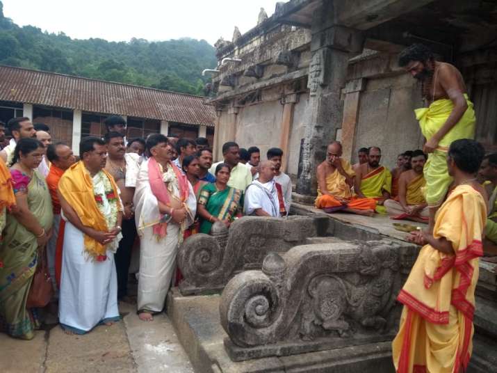 Karnataka Ministers visiting temples to pray for rain Karnataka Ministers visiting temples to pray for rain- India TV