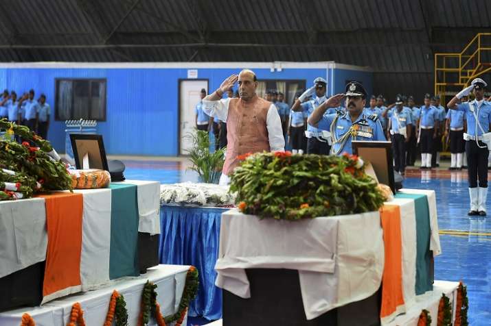 Union Defence Minister Rajnath Singh pays tribute to the... Union Defence Minister Rajnath Singh pays tribute to the...- India TV