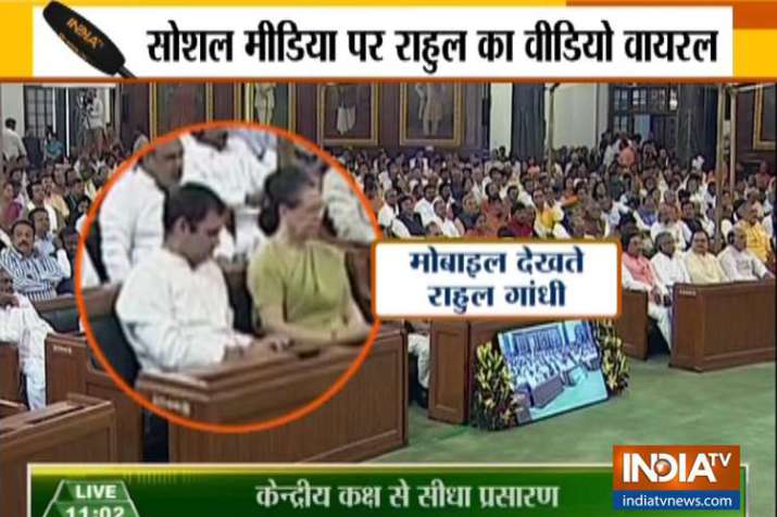 राष्ट्रपति के अभिभाषण के दौरान राहुल देखते रहे मोबाइल, सोनिया को मेज थपथपाने से रोका राष्ट्रपति के अभिभाषण के दौरान राहुल देखते रहे मोबाइल, सोनिया को मेज थपथपाने से रोका- India TV