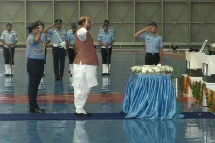 An-32 crash: Defence Minister Rajnath Singh pays homage to Air Force men | ANI An-32 crash: Defence Minister Rajnath Singh pays homage to Air Force men | ANI- India TV