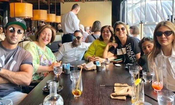 Ranbir Kapoor with family Ranbir Kapoor with family- India TV