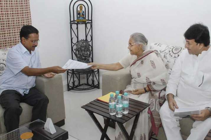 DPCC President Sheila Dikshit with party leader Haroon... DPCC President Sheila Dikshit with party leader Haroon...- India TV