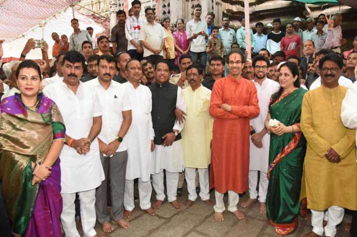 Uddhav Thackeray with Shivsena mps Uddhav Thackeray with Shivsena mps- India TV
