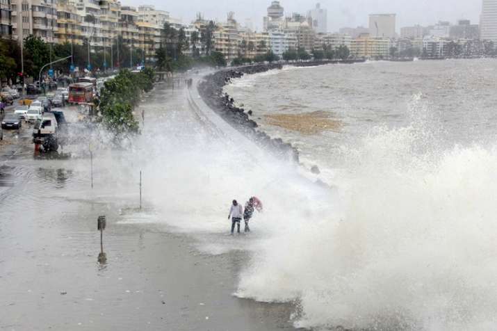 Heavy rain and high tide alert in Mumbai Heavy rain and high tide alert in Mumbai- India TV
