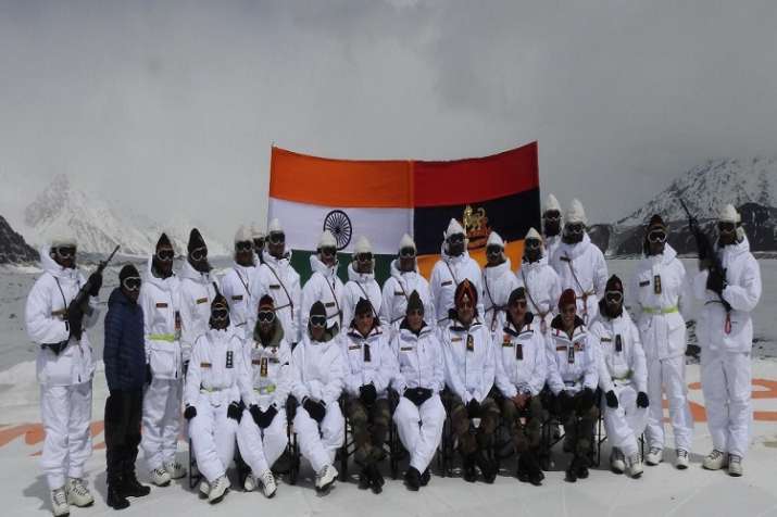 सियाचिन में जवानों से मिले रक्षा मंत्री राजनाथ सिंह सियाचिन में जवानों से मिले रक्षा मंत्री राजनाथ सिंह- India TV