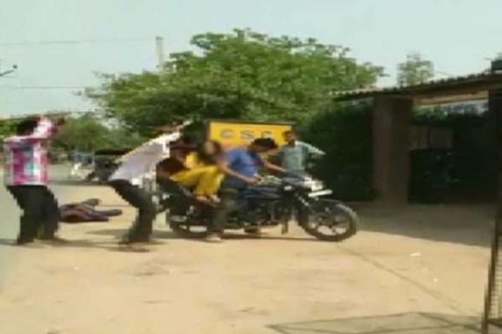 UP bareilly Woman abducted, husband thrashed for... UP bareilly Woman abducted, husband thrashed for...- India TV