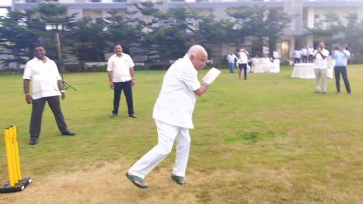 Yeddyurappa plays cricket with BJP MLAs as Congress-JDS alliance gasps for survival | Twitter Yeddyurappa plays cricket with BJP MLAs as Congress-JDS alliance gasps for survival | Twitter- India TV