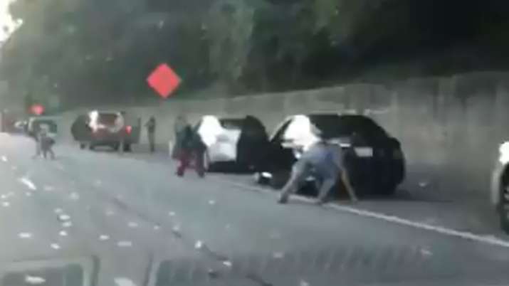 United States: An armored truck spilled thousands of dollars on an Atlanta highway | Videograb United States: An armored truck spilled thousands of dollars on an Atlanta highway | Videograb- India TV