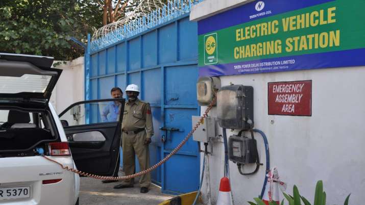 EESL to set up 100 EV charging stations in Noida EESL to set up 100 EV charging stations in Noida- India TV Paisa