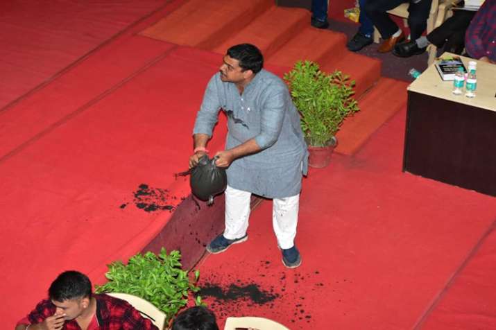 Corporator dumps sludge in the House as a mark of protest against Municipal Corporation Corporator dumps sludge in the House as a mark of protest against Municipal Corporation- India TV