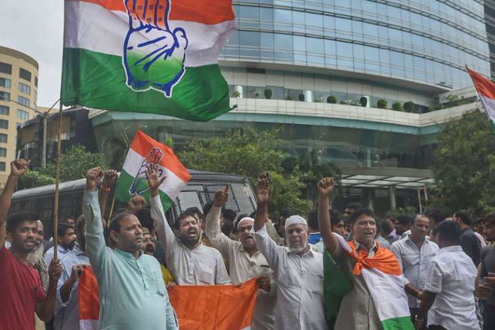 Congress protests outside Mumbai hotel where Karnataka MLAs are lodged Congress protests outside Mumbai hotel where Karnataka MLAs are lodged- India TV
