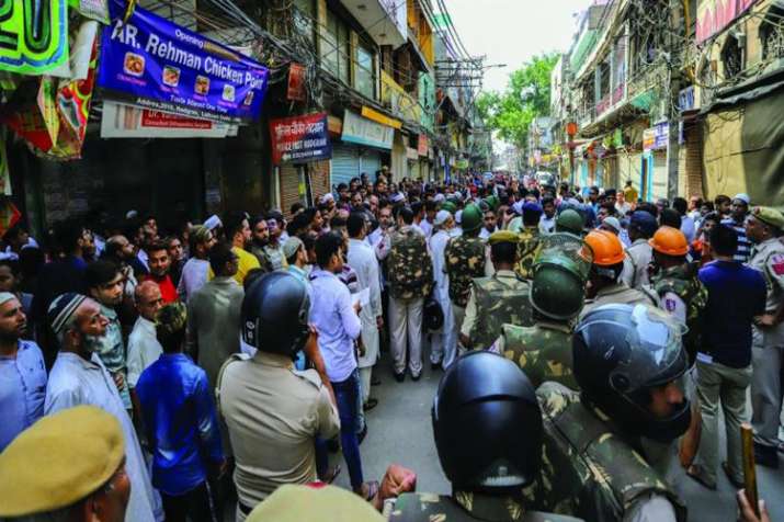 दिल्ली के लालकुआं में हंगामे के हालात सामान्य, हर्षवर्धन ने मंदिर में जाकर लिया हालात का जायजा दिल्ली के लालकुआं में हंगामे के हालात सामान्य, हर्षवर्धन ने मंदिर में जाकर लिया हालात का जायजा- India TV