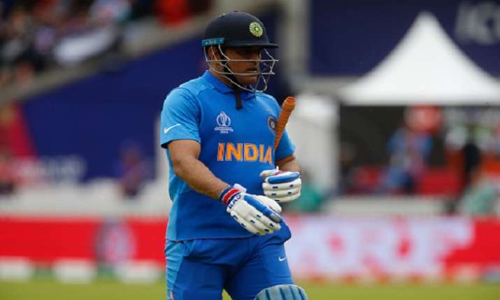 धोनी के संन्यास पर... धोनी के संन्यास पर...- India TV