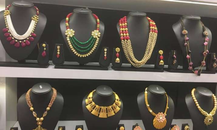 Gold glitters, jumps Rs 260 on strong global trend, jewellers' buying Gold glitters, jumps Rs 260 on strong global trend, jewellers' buying- India TV Paisa