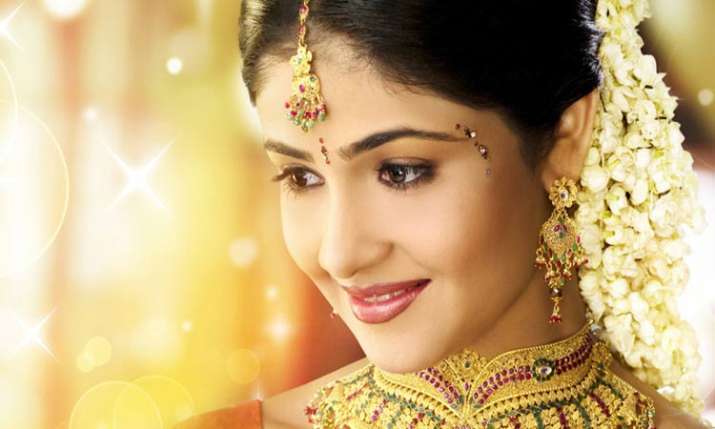 Gold plunges Rs 600 on weak global cues, muted demand Gold plunges Rs 600 on weak global cues, muted demand- India TV Paisa