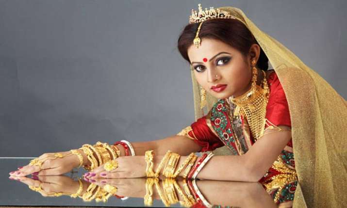 Gold prices zoom Rs 930 on firm global cues Gold prices zoom Rs 930 on firm global cues- India TV Paisa