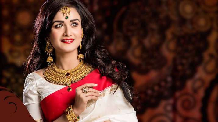 Gold prices fall Rs 100 on profit-booking, subdued global trend Gold prices fall Rs 100 on profit-booking, subdued global trend- India TV Paisa