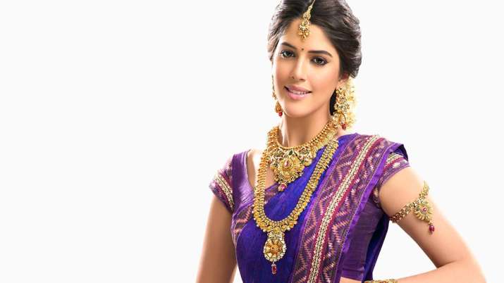 Gold rises by Rs 170 on jewellers' buying, silver jumps Rs 910 Gold rises by Rs 170 on jewellers' buying, silver jumps Rs 910- India TV Paisa