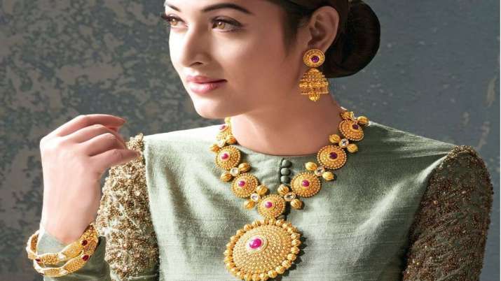 Gold falls Rs 100 on muted demand; silver firms up Gold falls Rs 100 on muted demand; silver firms up- India TV Paisa