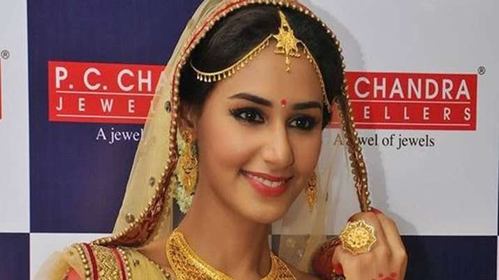 Gold rises Rs 100 on fresh buying, silver jumps Rs 355 Gold rises Rs 100 on fresh buying, silver jumps Rs 355- India TV Paisa