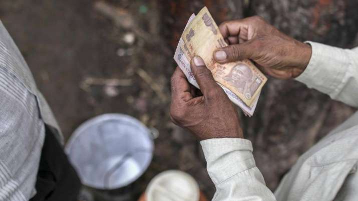 Rupee falls 11 paise to 68.82 vs USD on foreign fund outflows Rupee falls 11 paise to 68.82 vs USD on foreign fund outflows- India TV Paisa