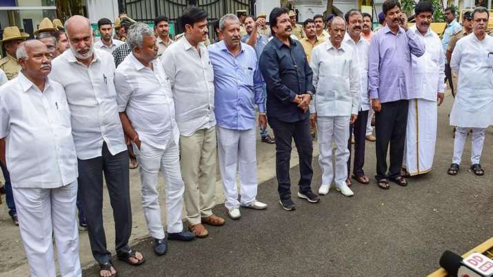 कांग्रेस ने कर्नाटक के 14 बागी विधायकों को निष्कासित किया कांग्रेस ने कर्नाटक के 14 बागी विधायकों को निष्कासित किया- India TV