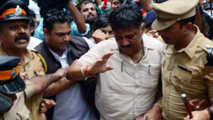 Karnataka Crisis: कांग्रेस ने असंतुष्ट विधायकों से पर्दे के पीछे से बातचीत शुरू की Karnataka Crisis: कांग्रेस ने असंतुष्ट विधायकों से पर्दे के पीछे से बातचीत शुरू की- India TV