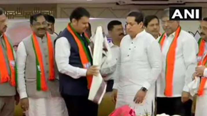 इस्तीफे के एक दिन बाद कांग्रेस-एनसीपी के विधायकों ने थामा भाजपा का दामन इस्तीफे के एक दिन बाद कांग्रेस-एनसीपी के विधायकों ने थामा भाजपा का दामन- India TV