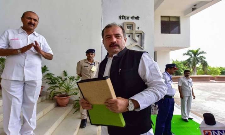 Madhya Pradesh finance minister tarun bhanot present state budget 2019-20 Madhya Pradesh finance minister tarun bhanot present state budget 2019-20- India TV Paisa
