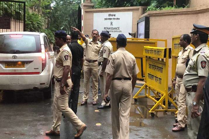 बागी विधायकों को सता रहा जबरदस्ती मुंबई से कर्नाटक ले जाने का डर, उठाया यह कदम बागी विधायकों को सता रहा जबरदस्ती मुंबई से कर्नाटक ले जाने का डर, उठाया यह कदम- India TV