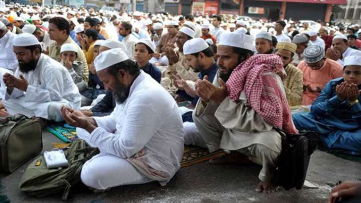 उत्तर प्रदेश में सड़क पर 'नमाज' का 'हनुमान चालीसा' का पाठ कर किया विरोध- India TV