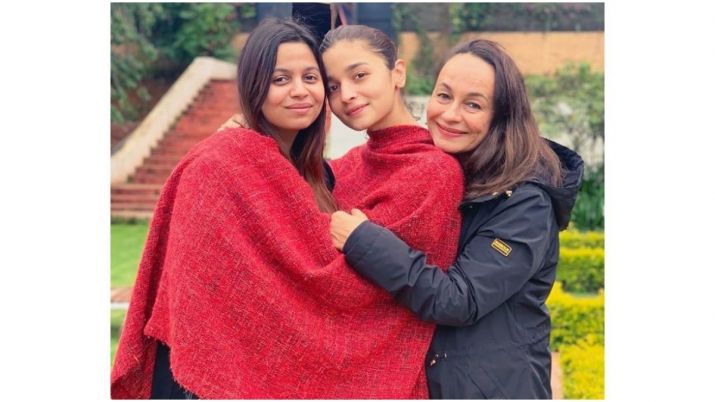Alia bhatt with soni razdan and shaheen bhatt Alia bhatt with soni razdan and shaheen bhatt- India TV