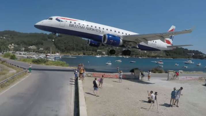 British Airways jet terrifies tourists while landing at Skiathos airport in Greece | Cargospotter Vi British Airways jet terrifies tourists while landing at Skiathos airport in Greece | Cargospotter Vi- India TV
