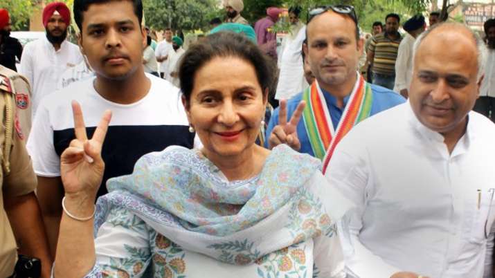 सफाई अभियान के दौरान बेहोश हुईं मुख्यमंत्री अमरिंदर सिंह की पत्नी सफाई अभियान के दौरान बेहोश हुईं मुख्यमंत्री अमरिंदर सिंह की पत्नी- India TV