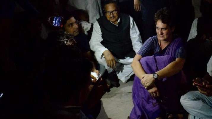 सोनभद्र जाने पर अड़ी प्रियंका गांधी, पूरी रात रहीं चुनार गेस्ट हाउस में सोनभद्र जाने पर अड़ी प्रियंका गांधी, पूरी रात रहीं चुनार गेस्ट हाउस में- India TV