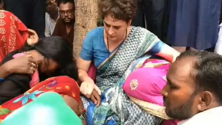 सोनभद्र के पीड़ित परिवारों से मिल भावुक हुईं प्रियंका गांधी, पूरा माहौल हुआ गमगीन सोनभद्र के पीड़ित परिवारों से मिल भावुक हुईं प्रियंका गांधी, पूरा माहौल हुआ गमगीन- India TV