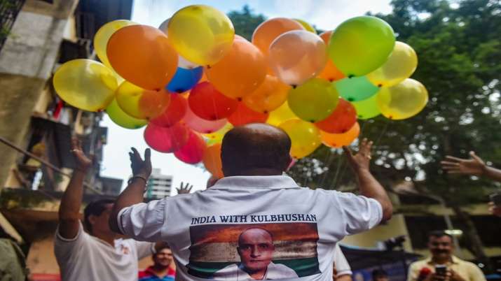 Supporters of Kulbhushan Jadhav celebrate on ICJ's... Supporters of Kulbhushan Jadhav celebrate on ICJ's...- India TV