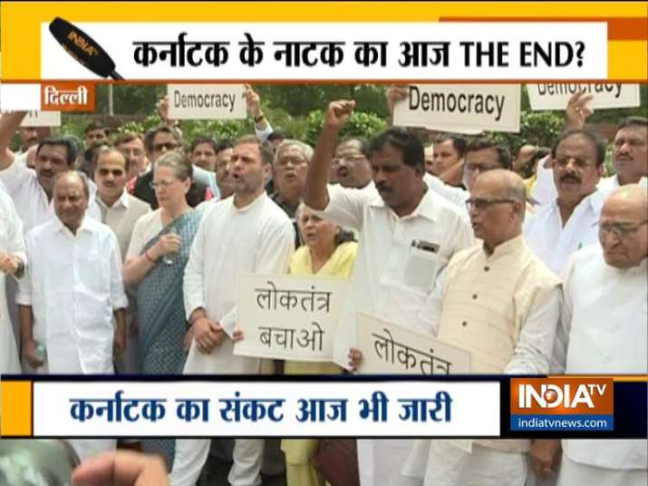 कर्नाटक-गोवा में खरीद फरोख्त का आरोप, संसद भवन में विपक्षी दलों का प्रदर्शन कर्नाटक-गोवा में खरीद फरोख्त का आरोप, संसद भवन में विपक्षी दलों का प्रदर्शन- India TV