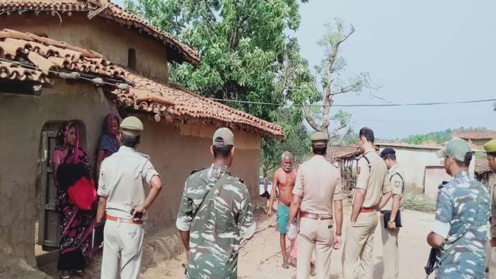 जमीन विवाद में बिछा दी लाशें, हमले में 3 महिलाओं समेत 10 की मौत जमीन विवाद में बिछा दी लाशें, हमले में 3 महिलाओं समेत 10 की मौत- India TV