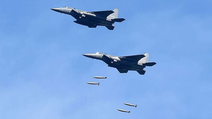 South Korean jets fire warning shots at Russian fighter planes after airspace violation South Korean jets fire warning shots at Russian fighter planes after airspace violation- India TV