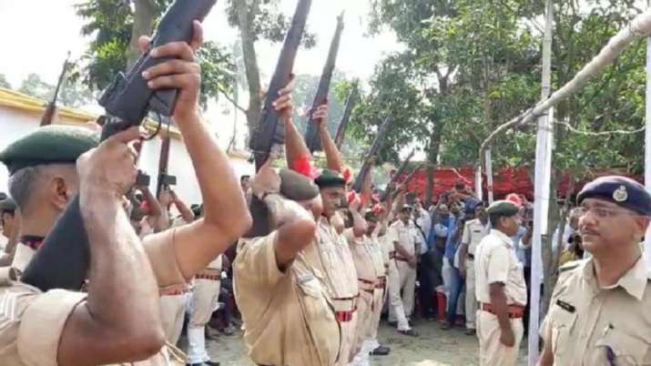 ऐन मौके पर धोखा दे गया पुलिस का हथियार, पूर्व मुख्यमंत्री को देनी थी 21 बंदूकों की सलामी लेकिन एक भी ऐन मौके पर धोखा दे गया पुलिस का हथियार, पूर्व मुख्यमंत्री को देनी थी 21 बंदूकों की सलामी लेकिन एक भी- India TV