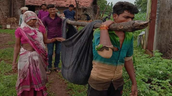 प्रसूता को 3 किलोमीटर तक कंधे पर टांगकर ले गए परिजन प्रसूता को 3 किलोमीटर तक कंधे पर टांगकर ले गए परिजन- India TV