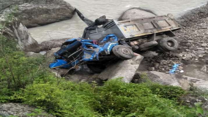 One dead, 3 injured after a vehicle fell in a river in... One dead, 3 injured after a vehicle fell in a river in...- India TV
