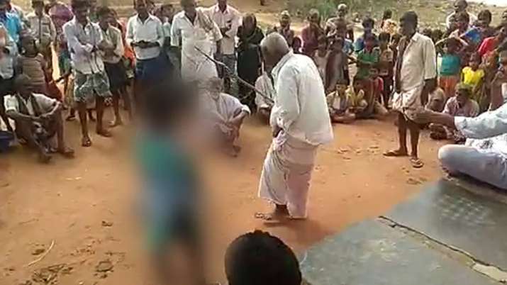 आंध्र प्रदेश में लड़के के साथ भागने पर नाबालिग लड़की की बेरहमी से पिटाई आंध्र प्रदेश में लड़के के साथ भागने पर नाबालिग लड़की की बेरहमी से पिटाई- India TV